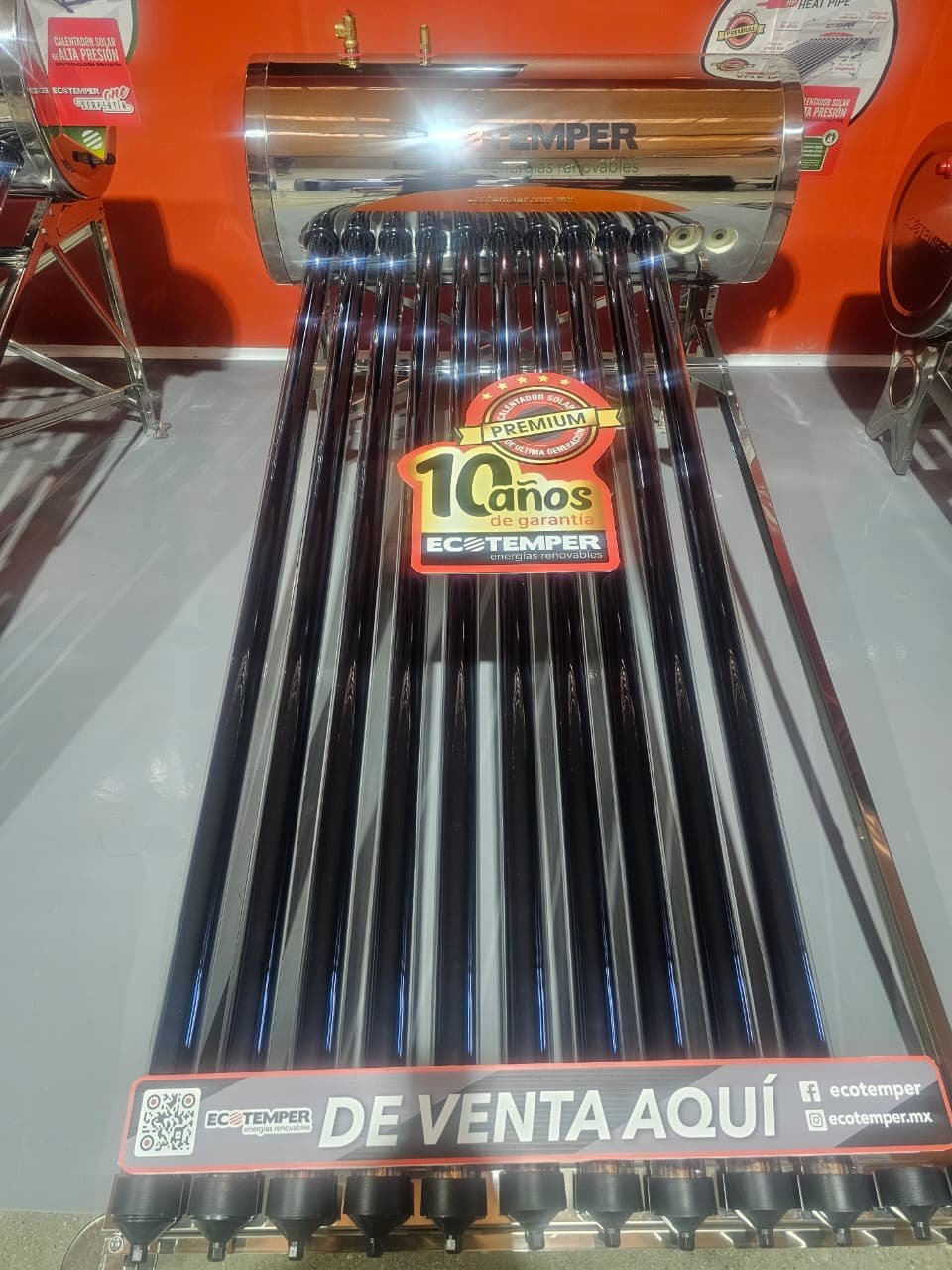 Calentador solar Ecotemper con tecnología de tubos al vacío, uno de los productos que distribuye SOLCAE.